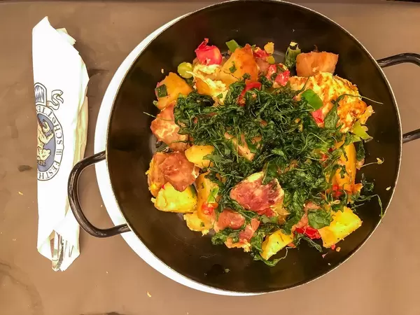 Top-view Geröstete Knödel, Gebratenes Ei und Schnittlauch im Schottenhamel Zelt