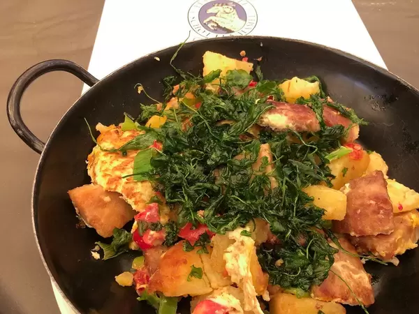 Top-view Geröstete Knödel, Gebratenes Ei und Schnittlauch in der Pfanne