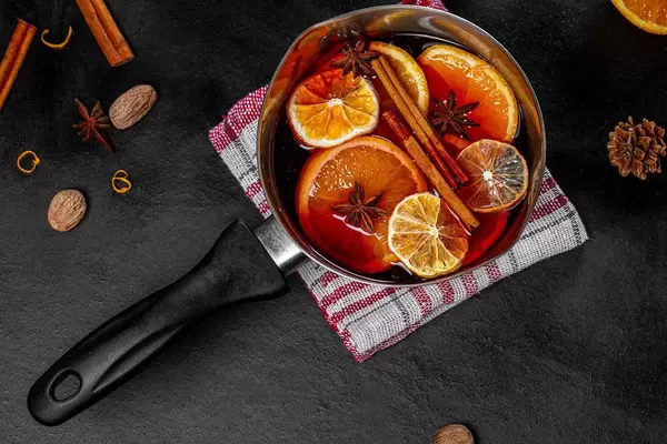 Top view pan with mulled wine and spices (Flip 2019)