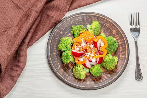Top view Salat mit Brokkoli, Radieschen, Paprika, Sesam- und Leinsamen