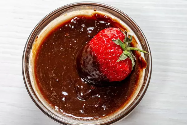 Top view strawberries in milk chocolate (Flip 2019)