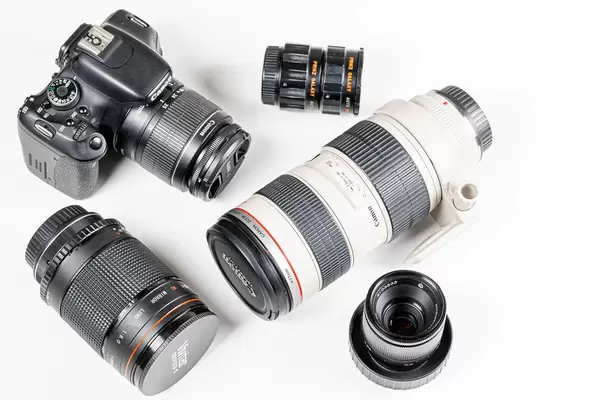 Top-view verschiedene Objektive und Kamera Gehäuse auf weißem Hintergrund