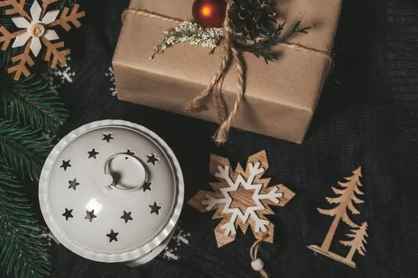 Top-view Weihnachtsgeschenke mit Baumschmuck und Laterne