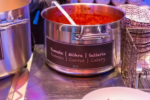 Topf mit Tomaten-Möhren-Sellerie-Suppe