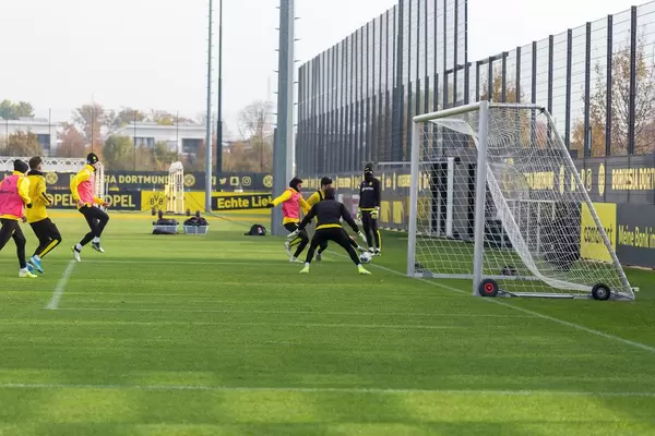 Torabschluss Szene beim Trainingsspiel bei Borussia Dortmund