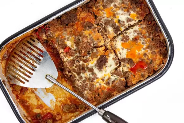 Torte mit Auberginen, Lachs, Paprika und Hackfleisch in der Backform