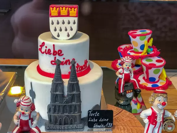 Torte "Liebe deine Stadt" mit Kölner Dom, Kölner Wappen und Karnevals-Deko