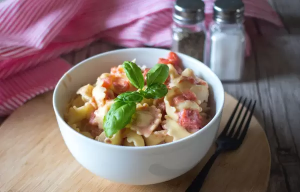 Tortellini mit Tomatensoße garniert mit Basilikum