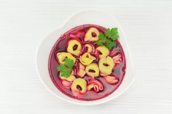 Tortellini with red borscht (Borschtsch)