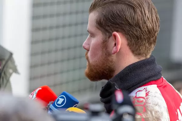 Torwart Timo Horn beantwortet Fragen der Reporter