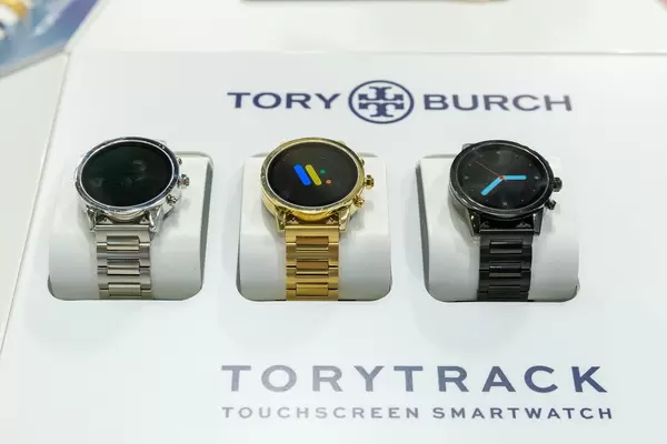 Tory Burch: ToryTrack Smartwatch mit Touchscreen in verschiedenen Farben