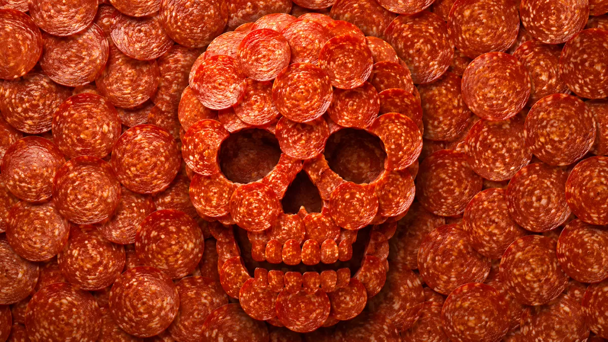 Totenkopf aus Salamischeiben als Warnsymbol