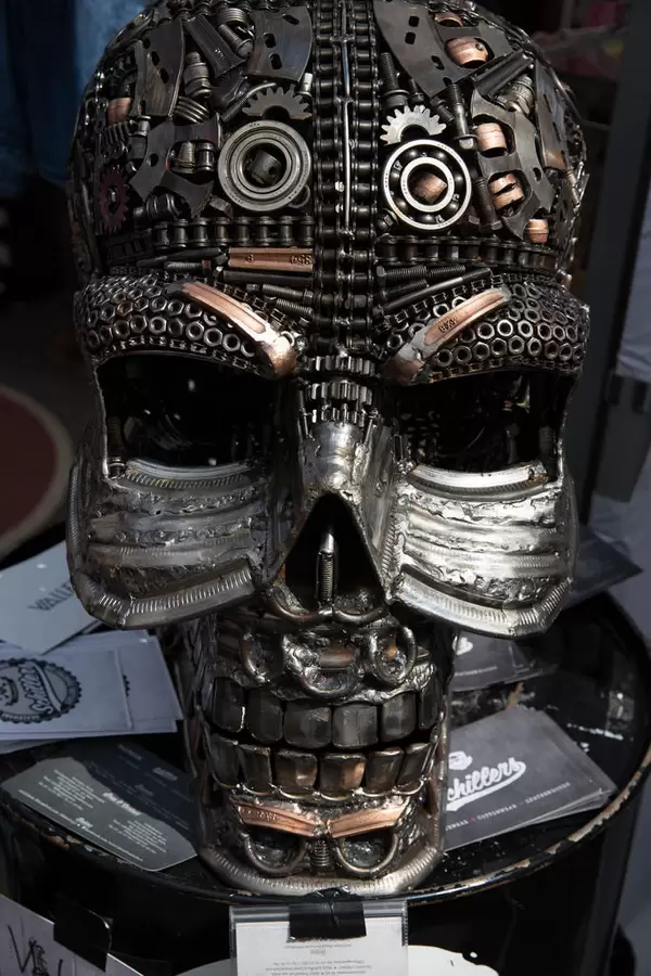 Totenkopf Decoration aus Schrauben