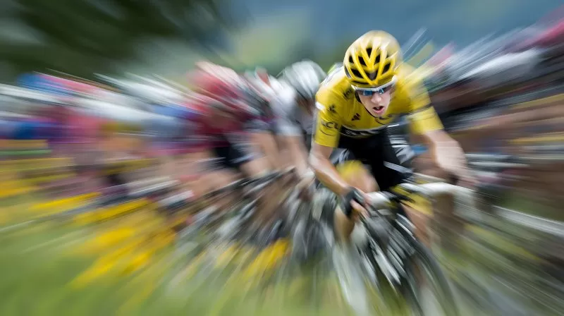 Tour de France Fahrer im Gelben Trikot mit Unschärfe im Hintergrund