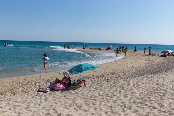Touristen am Strand vom Cap Possidi