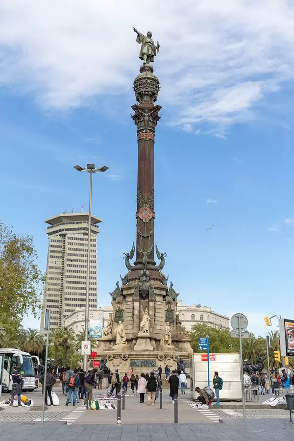 Touristen & Straßenverkäufer vor der Sehenswürdigkeit Mirador de Colom - Denkmal für Kolumbus, in katalonischen Barcelona, Spanien
