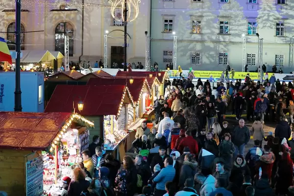 Touristen auf dem Weihnachtsmarkt in Sibiu - Hermannstadt in Rumänien