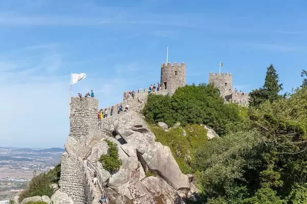 Touristen auf den Burgmauern der Burg Castelo Dos Mouros