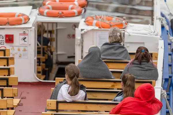 Touristen auf einem Sightseeing-Boot auf der Moika in Sankt Petersburg