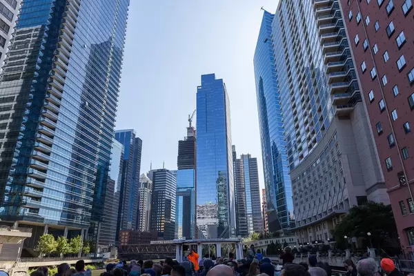 Touristen auf einer Sightseeing-Bootsfahrt in Downtown Chicago