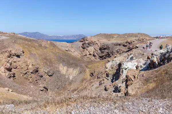 Touristen besuchen den Krater auf Santorin: vulkanischen Boden und herrliche Landschaft