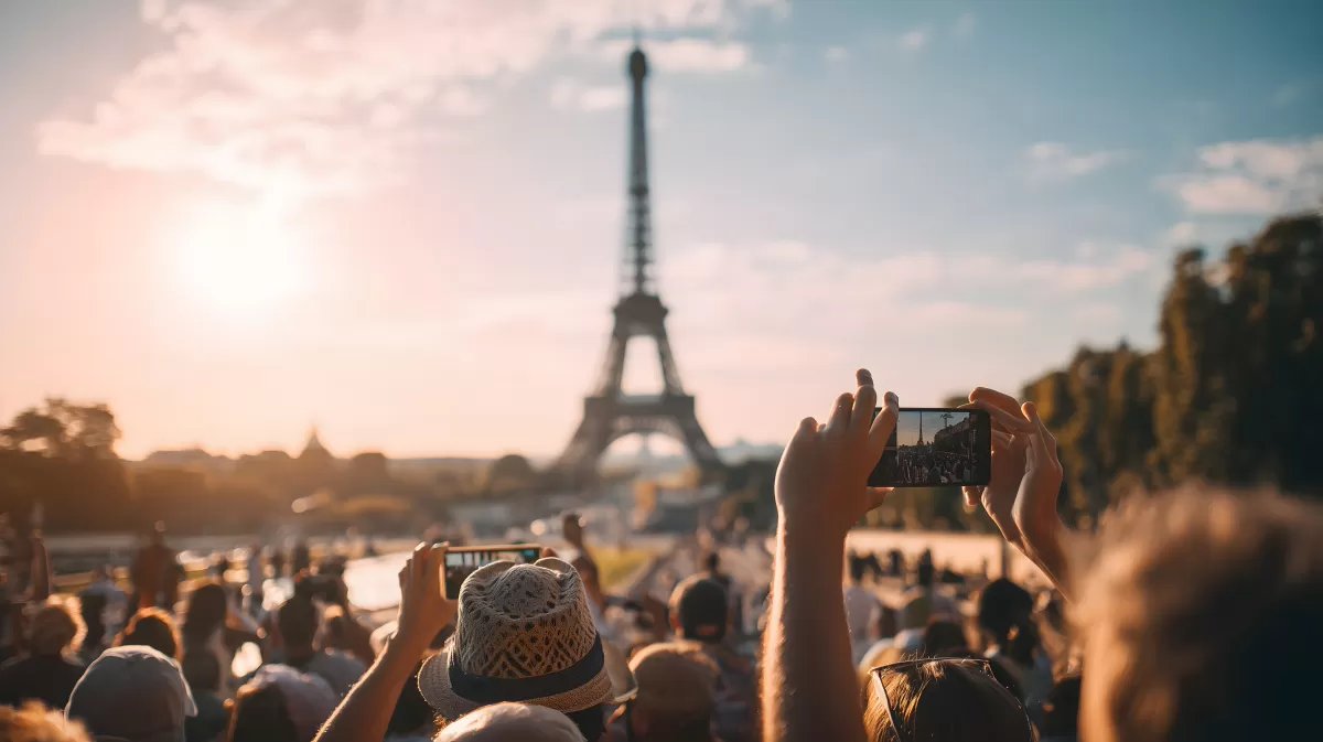 Touristen fotografieren den Eiffelturm bei Sonnenuntergang in Paris