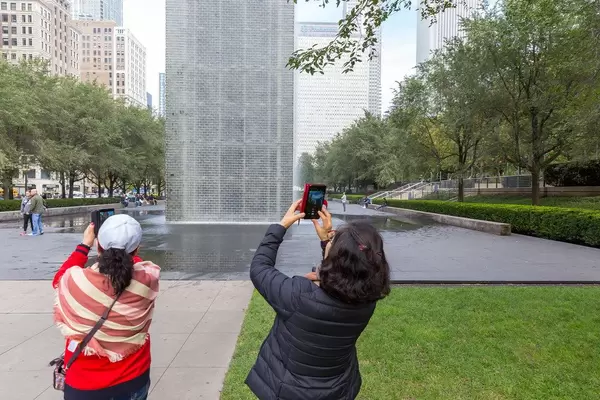 Touristen fotografieren die Crown Fountain in Chicagos Millennium Park