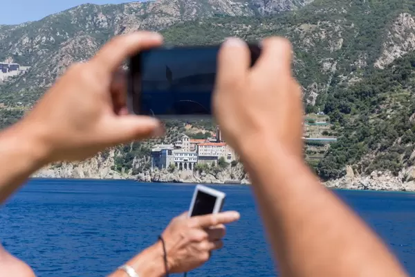 Touristen fotografieren Kloster Moni Osiou Grigoriou mit ihren Handys
