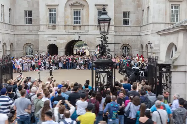 Touristen schauen den Gardisten der Queen's Life Guard zu