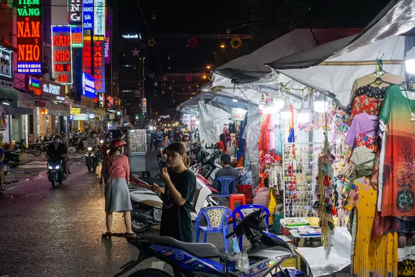Touristen shoppen auf dem Ninh Kieu Nachtmarkt mti vielen Verkaufsständen und Straßenküchen in Can Tho, Vietnam