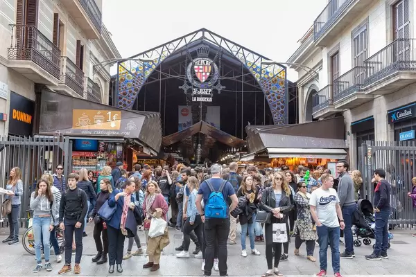 Touristen und Besucher vor der überdachten Markthalle "Mercat de Sant Josep" an der La Rambla in Barcelona, Spanien