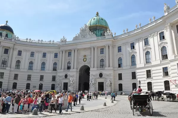 Touristen und Fiaker bei der Hofburg in Wien