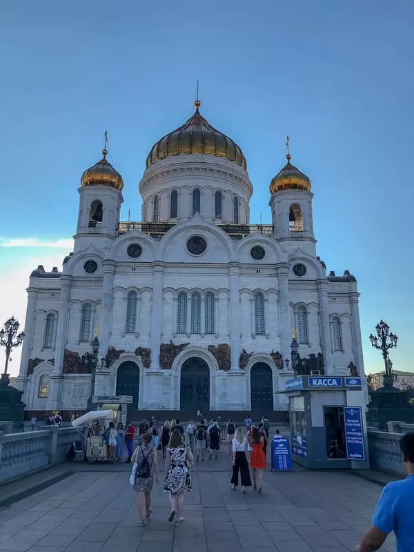Touristen vor der Christ-Erlöser-Kathedrale in Moskau