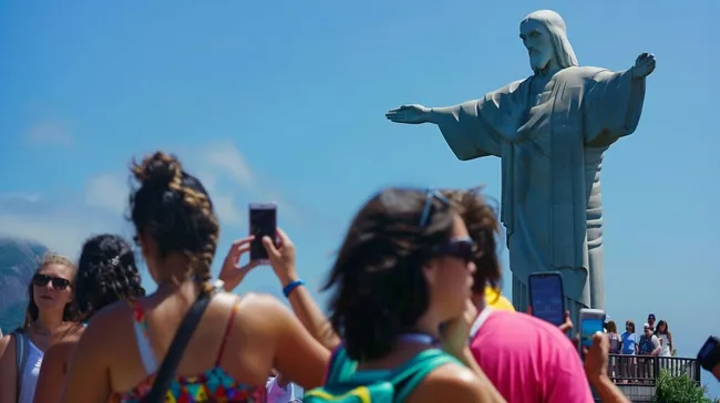 Touristen vor der Christusstatue in Rio de Janeiro