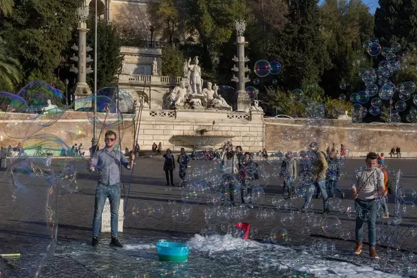 Touristenattraktion mit Seifenblasen auf dem Piazza del Popolo in Rom