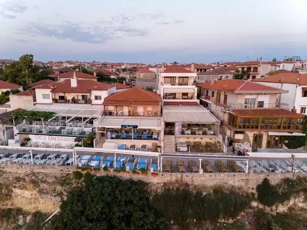 Touristenhäuser mit Liegestühlen auf den Terrassen in Afitos