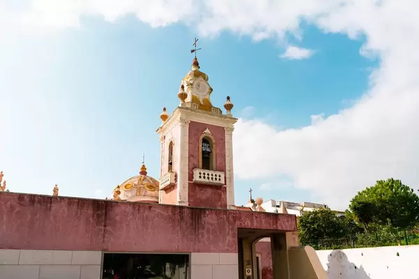 Tower of Portuguese palace in pastel tones (Flip 2019)