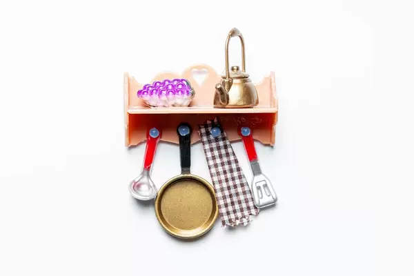 Toy shelf with kitchen utensils (Flip 2020)