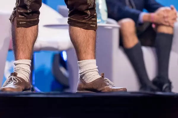 Trachtenstrümpfe und Lederhosen