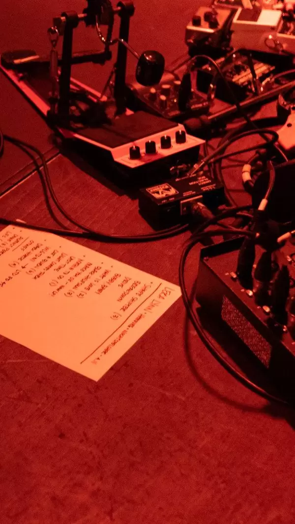 Track list of a performing singer Lera Lynn in red light