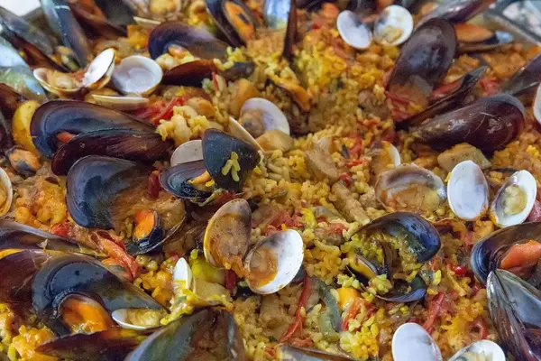 Traditionell spanische Paella mit frischen Muscheln
