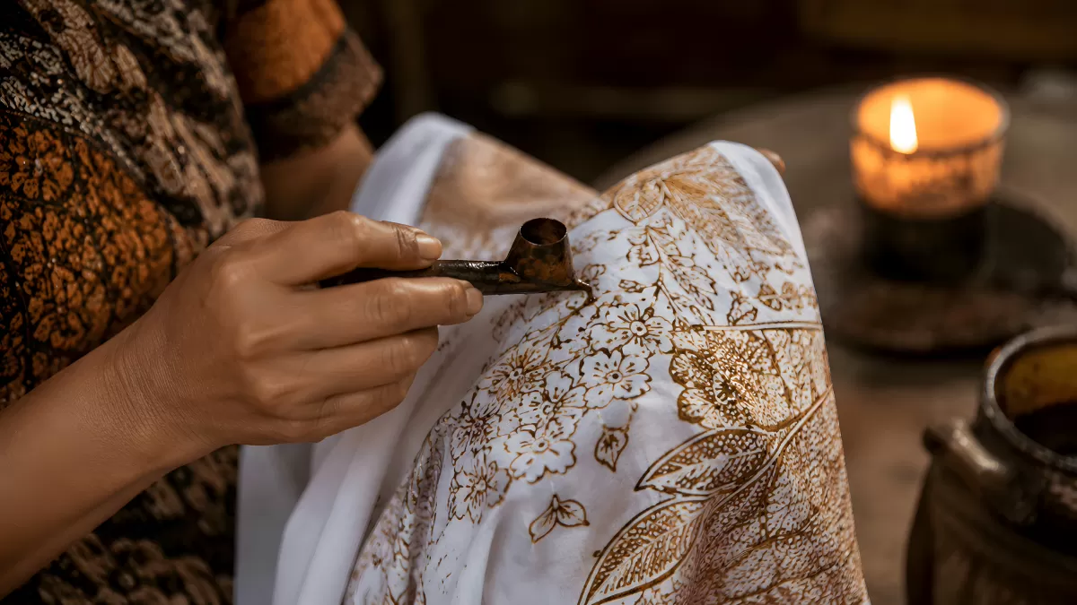 Traditionelle Batik-Herstellung mit Canting-Werkzeug
