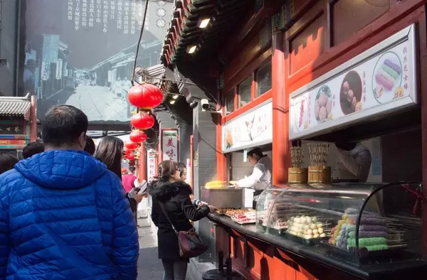 Traditionelle Einkaufsstraße mit ländertypischen Lebensmittel an Restaurant-Ständen
