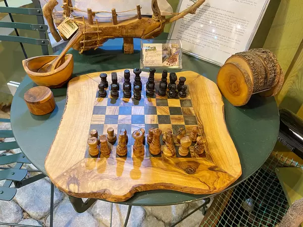 Traditionelle handgefertigte Produkte auf Skiathos, Griechenland: ein hölzernes Schachbrett und mehr