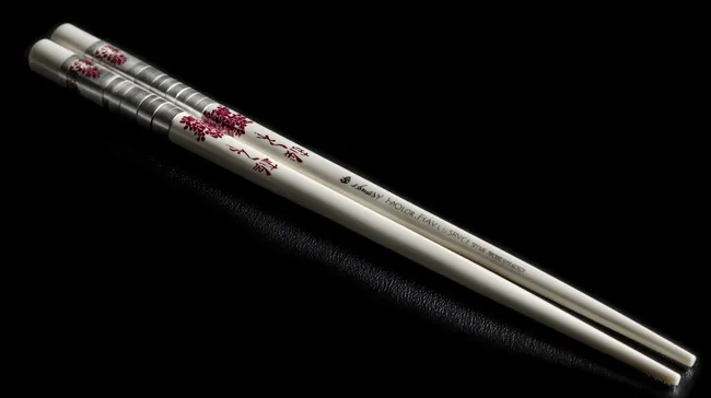 Traditionelle japanische Essstäbchen mit dekorativem Blütenmuster
