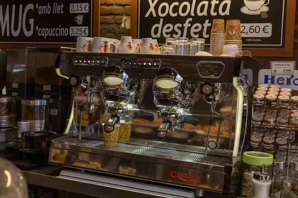 Traditionelle Kaffeemaschine im Vintagelook und Stil der 60er Jahre Sabrina von Astoria in einer Café-Gastronomie in Barcelona, Spanien