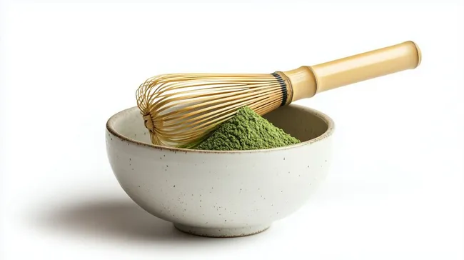 Traditionelle Matcha-Zeremonie mit Bambus-Schneebesen