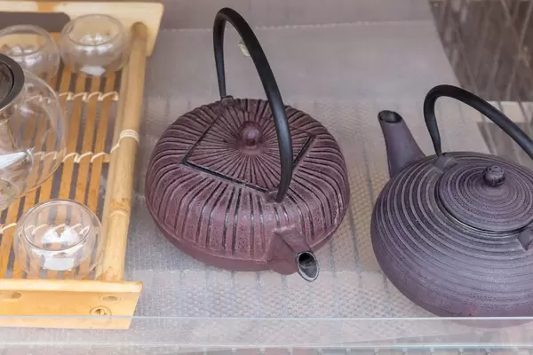 Traditionelle Teekannen aus Gusseisen am Wiener Naschmarkt