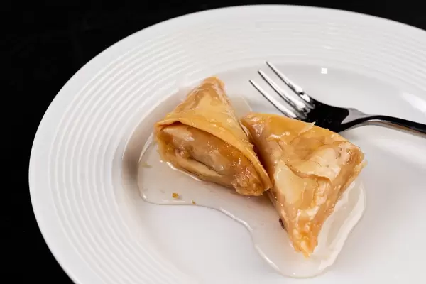 Traditioneller Baklava-Kuchen des Dreiecks auf der Platte