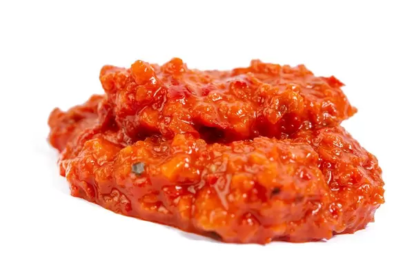 Traditioneller serbischer Gemüsekaviar Ajvar, isoliert auf weißem Hintergrund